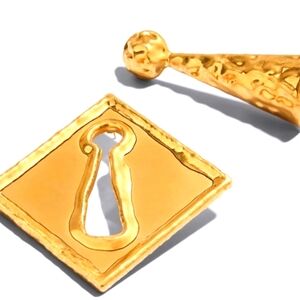 🌹Schiaparelli Keyhole Plate Earrings